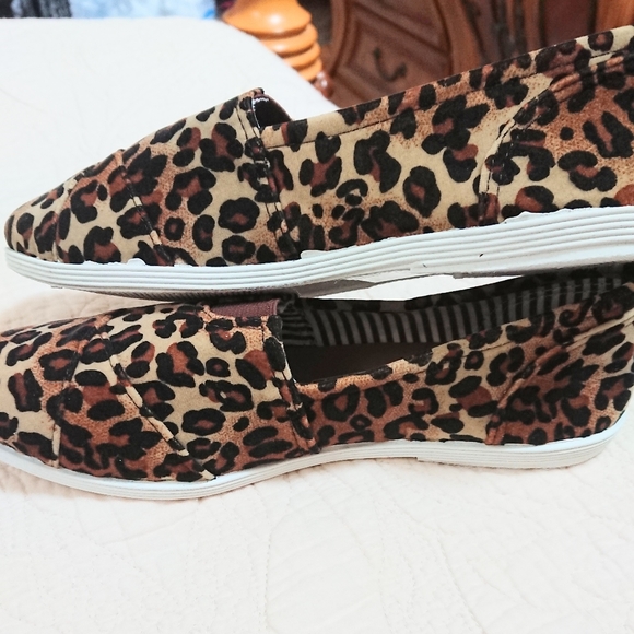 🐆 Leopard Print Slip On Shoes - Picture 10 of 16